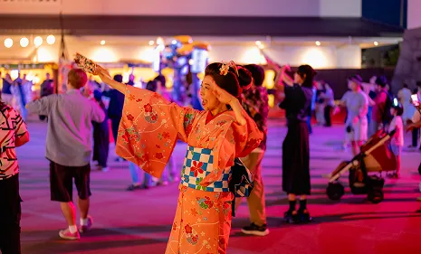 報攤老闆娘、市井女子、警察