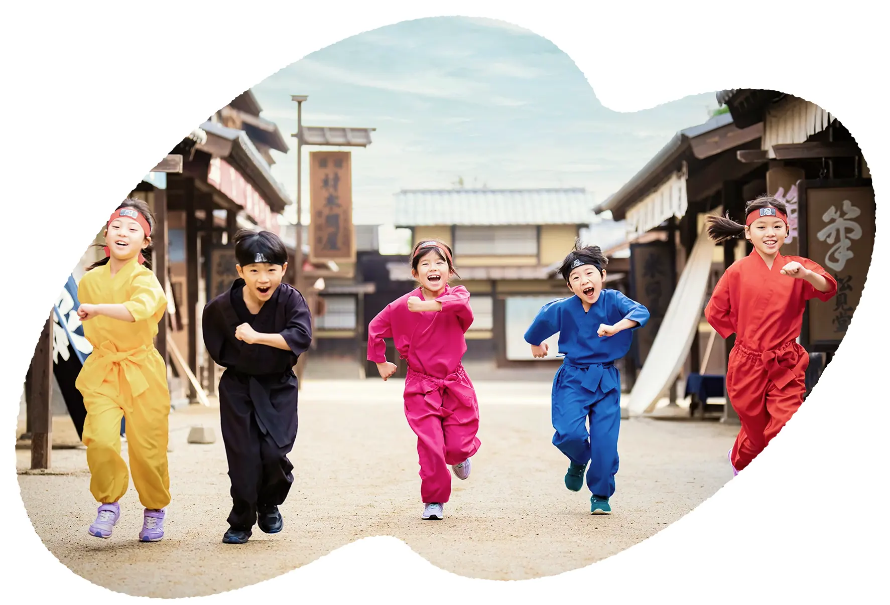 穿著忍者服裝的孩子們