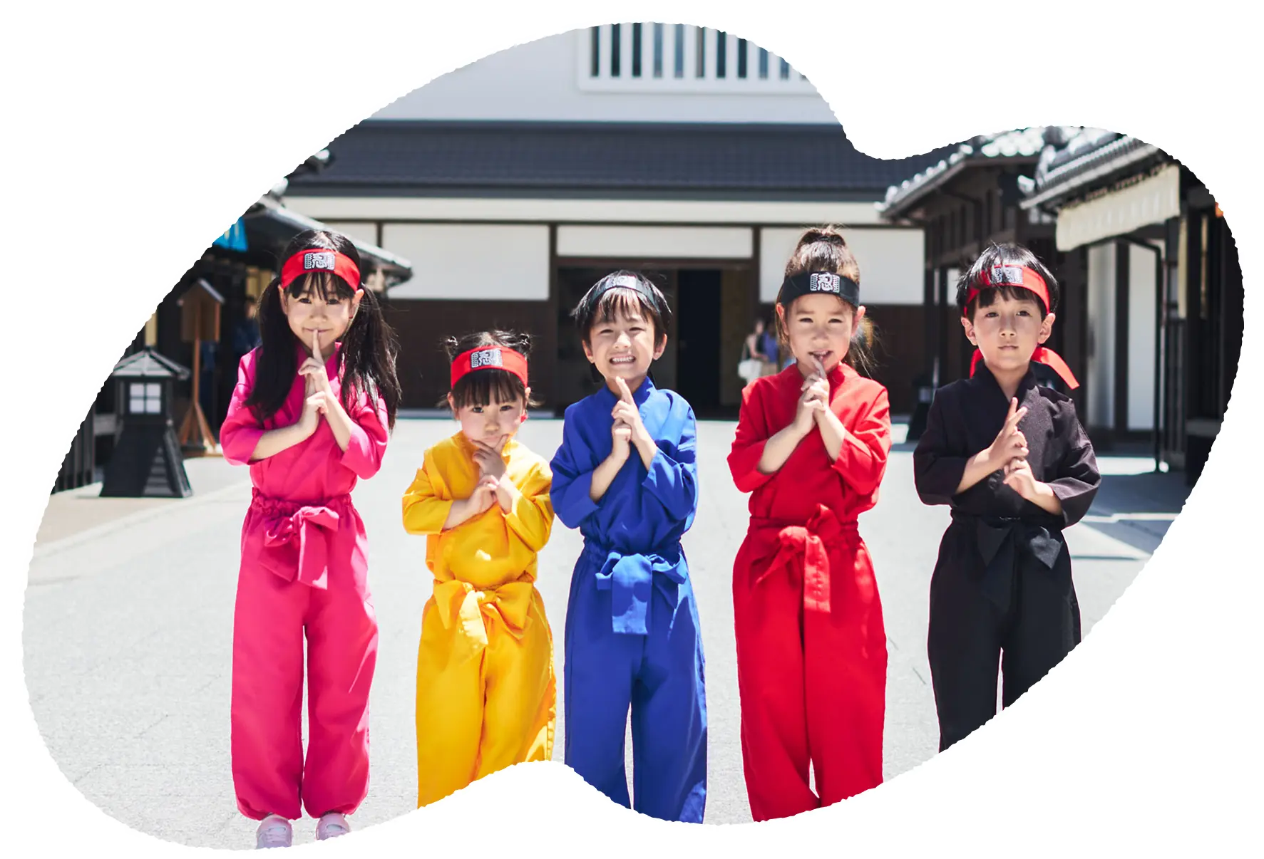 穿著忍者服裝的孩子們